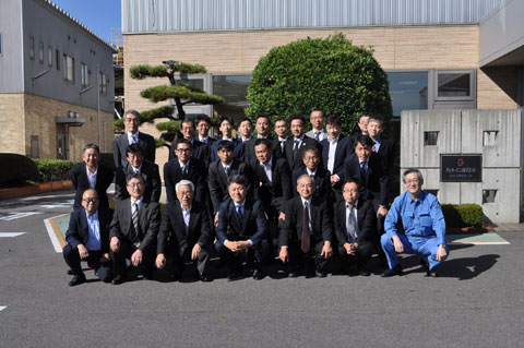 旭カーボン前での記念撮影