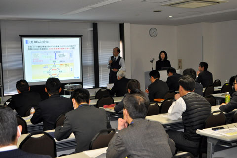 旭カーボン前での記念撮影