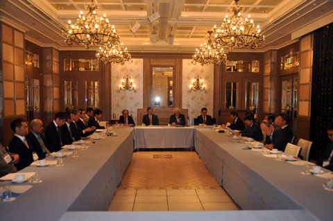 旭カーボン前での記念撮影