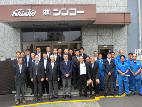 シンコー九州工場の「見学会」での記念撮影
