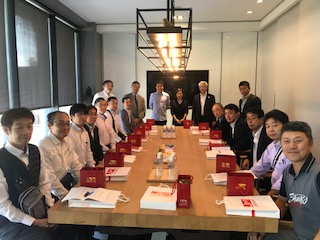 ジンダイ・マシナリーの洒落た会議室にて