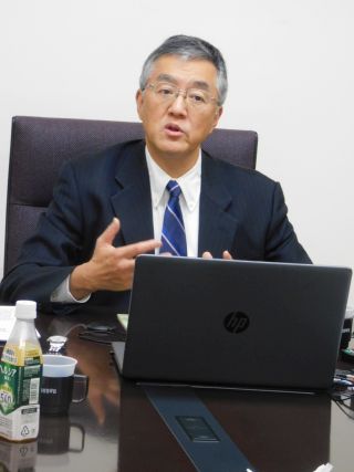 挨拶する野田会長