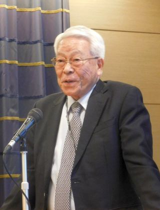 あいさつする野田新会長