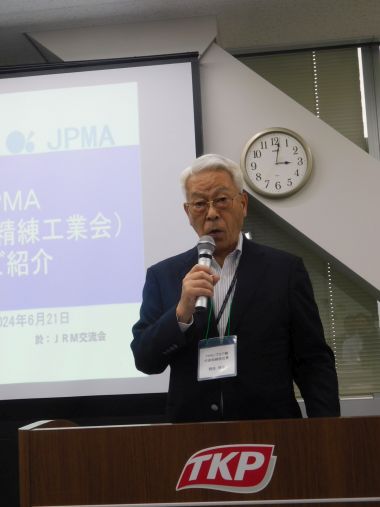 挨拶する野田会長