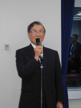 挨拶する畑中前会長