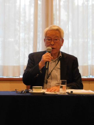 臨時総会であいさつする野田会長